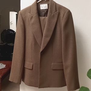 Le Suit skirt suit. Light Brown. Beautiful.